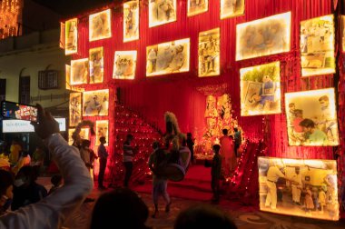 Kolkata, Batı Bengal, Hindistan - 12 Ekim 2021: Ahiritola Durga Puja, UNESCO 'nun soyut kültür mirası. Gece süslü Durga Puja pandalını ziyaret edenler.