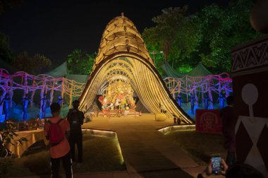 Kolkata, Batı Bengal, Hindistan - 12 Ekim 2021: Gece süslü Durga Puja pandalını ziyaret edenler. Hinduizm 'in en büyük festivali tüm dünyada kutlandı. UNESCO Kültür Mirası.