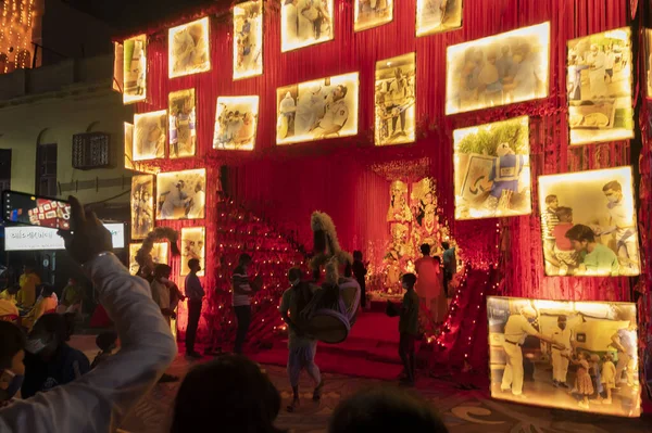 Kolkata, Batı Bengal, Hindistan - 12 Ekim 2021: Ahiritola Durga Puja, UNESCO 'nun soyut kültür mirası. Gece süslü Durga Puja pandalını ziyaret edenler.