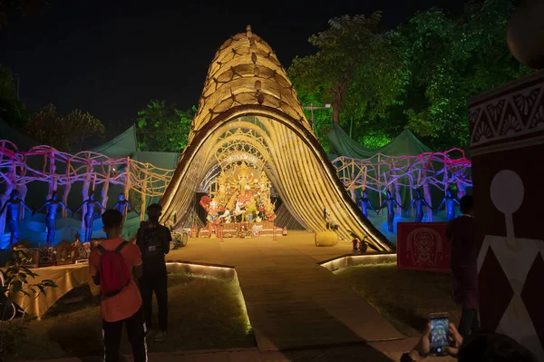 Kolkata, Batı Bengal, Hindistan - 12 Ekim 2021: Gece süslü Durga Puja pandalını ziyaret edenler. Hinduizm 'in en büyük festivali tüm dünyada kutlandı. UNESCO Kültür Mirası.