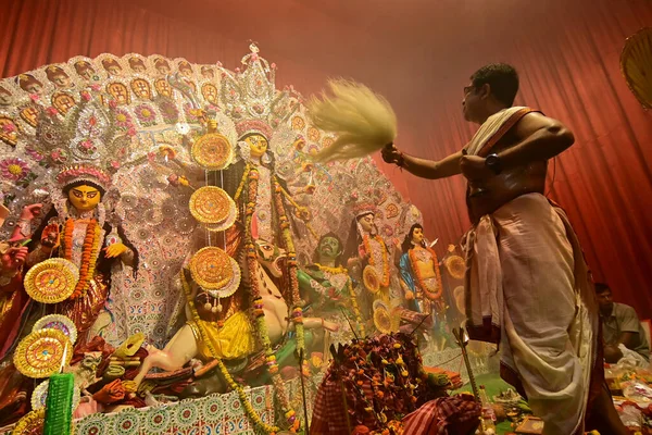 Howrah India October 2021 Hindu Priests Worshipping Goddess Durga Ghanta —  Fotos de Stock