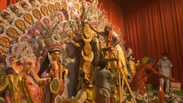Howrah India October 15Th 2021 Hindu Priest Decorating Idol Goddess — Vídeo de Stock