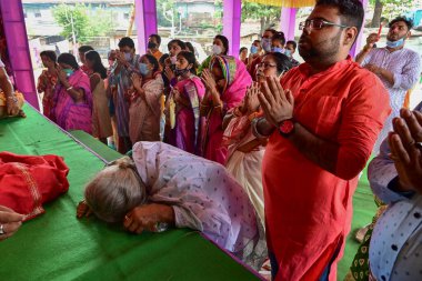 Howrah, Batı Bengal, Hindistan - 14 Ekim 2021: Hindu dindarları Tanrıça Durga 'ya itici güç sunuyorlar, tanrıçaya çiçeklerle tapınma ritüeli..