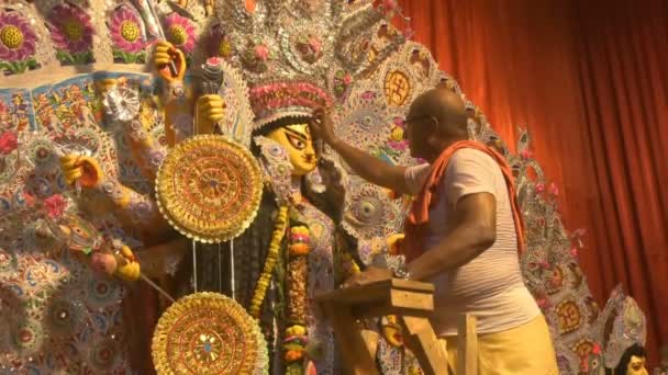 Howrah India October 15Th 2021 Hindu Priest Putting Vermilion Sindoor — Stockvideo
