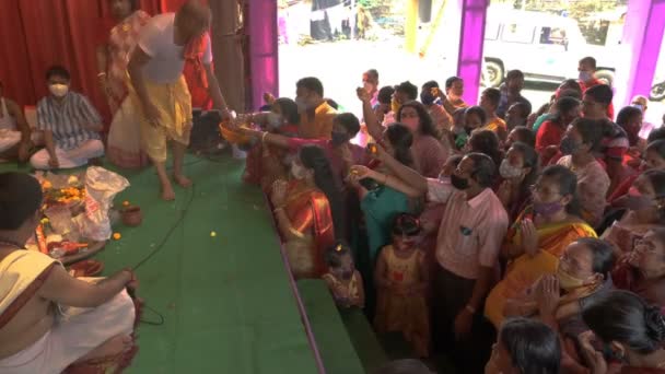 Howrah West Bengal India 14Th October 2021 Hindu Devotees Putting — Stok video