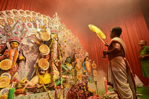Howrah India October 2021 Hindu Priests Worshipping Goddess Durga Ghanta — Φωτογραφία Αρχείου
