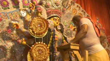 Howrah, Hindistan - 15 Ekim 2021: Hindu rahip Tanrıça Durga 'ya, Ashtami ve Nabami' nin kutsal kavşağı Sandhi Puja 'dan önce çelenk taktı..