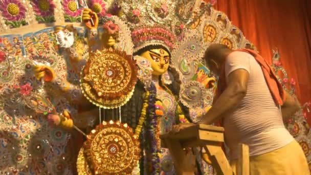 Howrah India October 15Th 2021 Hindu Priest Putting Garlands Goddess — Stock video