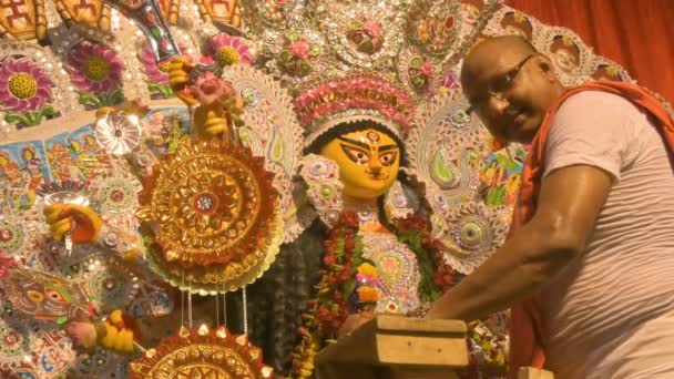 Howrah India October 15Th 2021 Hindu Priest Decorating Idol Goddess — Stockvideo