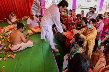 Howrah, Batı Bengal, Hindistan - 14 Ekim 2021: Hintli dindarlar, Tanrıça Durga 'ya çiçekli tapınma ritüeli olan panjali puja için sepete çiçek koyuyorlar..
