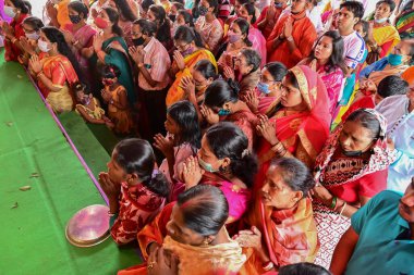 Howrah, Batı Bengal, Hindistan - 14 Ekim 2021: Hindu dindarları Tanrıça Durga 'ya itici güç sunuyorlar, tanrıçaya çiçeklerle tapınma ritüeli..