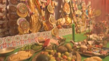 Howrah, Hindistan - 15 Ekim 2021: Ashtami 'nin kutsal kavşağı Sandhi Puja sırasında Durga putu, sekizinci gün ve Nabami, dokuzuncu gün, tanrıça Durga' ya dua etmek için Hindu ritüeli. Durga puja festivali..