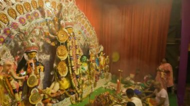 Howrah, Hindistan - 15 Ekim 2021: Ashtami 'nin kutsal kavşağı Sandhi Puja sırasında Durga putu, sekizinci gün ve Nabami, dokuzuncu gün, tanrıça Durga' ya dua etmek için Hindu ritüeli. Durga puja festivali..