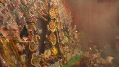 Howrah, Hindistan - 15 Ekim 2021: Ashtami 'nin kutsal kavşağı Sandhi Puja sırasında Durga putu, sekizinci gün ve Nabami, dokuzuncu gün, tanrıça Durga' ya dua etmek için Hindu ritüeli. Durga puja festivali..