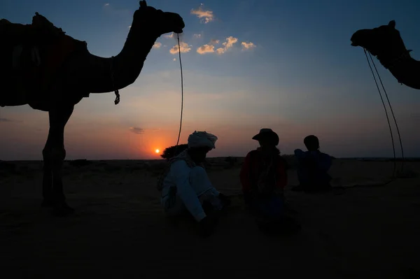 Silhouette Two Cameleers Female Tourist Camels Sand Dunes Thar Desert — Foto de Stock