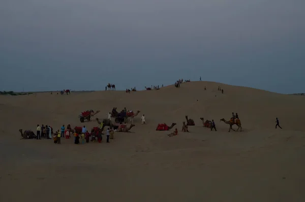 Turistas Montando Camellos Camelus Dromedarius Dunas Arena Del Desierto Thar — Foto de Stock