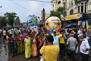 Kolkata, West Bengal, India - 21st July 2022 : All India Trinamool Congress Party, AITC or TMC, at Ekushe July, Shadid Dibas, Martyrs day rally. Enthusiastic supporters taking pictures at Esplanade.