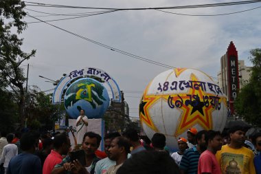 Kolkata, West Bengal, India - 21st July 2022 : All India Trinamool Congress Party, AITC or TMC, at Ekushe July, Shadid Dibas, Martyrs day rally. Enthusiastic supporters taking selfies at Esplanade.