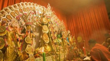 Howrah, Hindistan - 15 Ekim 2021: Ashtami 'nin kutsal kavşağı Sandhi Puja sırasında Durga putu, sekizinci gün ve Nabami, dokuzuncu gün, tanrıça Durga' ya dua etmek için Hindu ritüeli. Durga puja festivali..