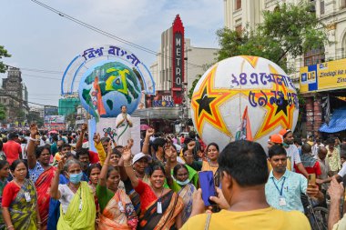 Kolkata, West Bengal, India - 21st July 2022 : All India Trinamool Congress Party, AITC or TMC, at Ekushe July, Shadid Dibas, Martyrs day rally. Enthusiastic supporters taking pictures at Esplanade.