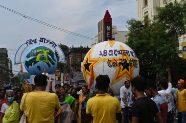 Kolkata, West Bengal, India - 21st July 2022 : All India Trinamool Congress Party, AITC or TMC, at Ekushe July, Shadid Dibas, Martyrs day rally. Enthusiastic supporters taking pictures at Esplanade.
