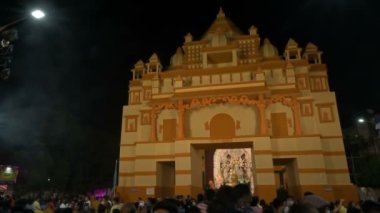 Kolkata, Batı Bengal, Hindistan - 12 Ekim 2021: Gece süslü Durga Puja pandalını ziyaret edenler. Hinduizm 'in en büyük festivali tüm dünyada kutlandı. UNESCO Kültür Mirası.