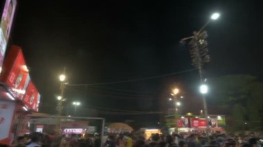 Kolkata, Batı Bengal, Hindistan - 12 Ekim 2021: Durga Puja, UNESCO 'nun soyut kültürel mirası. Gece süslü Durga Puja pandalını ziyaret edenler.