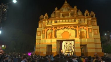 Kolkata, Batı Bengal, Hindistan - 12 Ekim 2021: Durga Puja, UNESCO 'nun soyut kültürel mirası. Gece süslü Durga Puja pandalını ziyaret edenler.