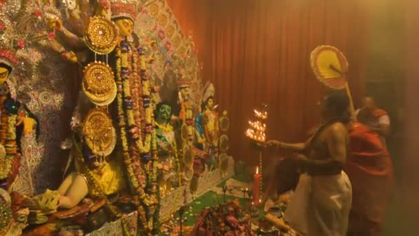 Howrah India October 15Th 2021 Hindu Purohit Worshipping Goddess Durga — Stock video