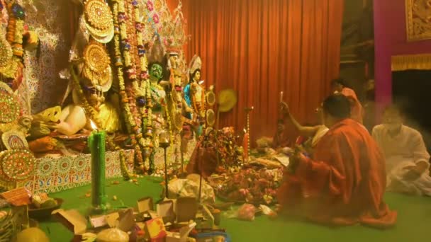 Howrah India October 15Th 2021 Hindu Purohit Worshipping Goddess Durga — Stock video