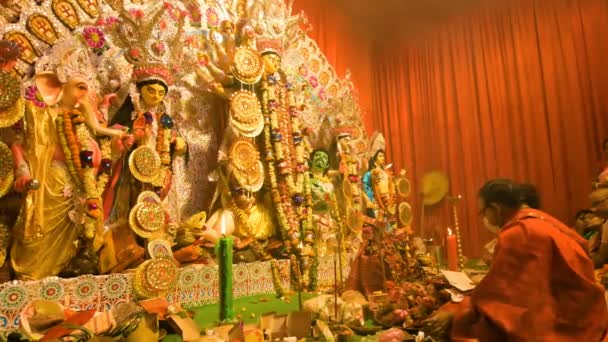 Howrah India October 15Th 2021 Hindu Purohits Worshipping Goddess Durga — Vídeos de Stock