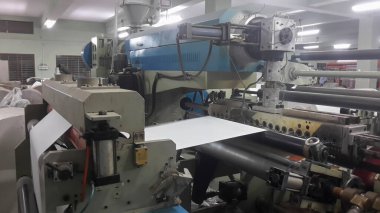 Kolkata, Batı Bengal, Hindistan - 16 Şubat 2017: Ekstrüder ve silindirler kağıt kaplama, kağıt bardaklar için PE,