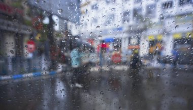 Görüntü, ıslak camlara düşen yağmur damlalarından, trafiğin soyut bulanıklıklarından, Kolkata 'nın (eski adıyla Kalküta) muson stok görüntülerinden alınmıştır. ,