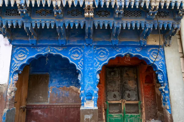 Tradiční Dřevěné Dveře Modře Zbarvený Dům Města Jodhpur Rajsthan Indie — Stock fotografie
