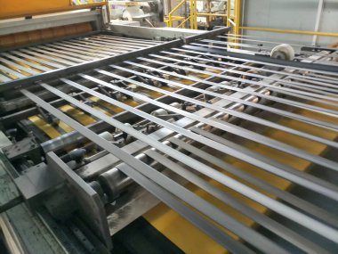 Renkli kağıt hamuru, kağıt üretimi için büyük bir konteynırda işleniyor. Renkli kağıt yapmanın ilk aşaması.