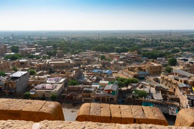 Jaisalmer, Rajasthan, Hindistan - 16 Ekim 2019: Jaislamer Kalesi ya da Sonar Quila ya da Altın Kale 'nin içinden Jaisalmer şehrinin manzarası. Thar Çölü 'nde eski ipek ticaret yolu boyunca UNESCO dünya mirası sahası.