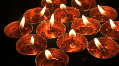 Mumların ve diyaların yan görüntüsü, geceleri Deepawali ışıkları. Karanlık arkaplan görüntüsü.