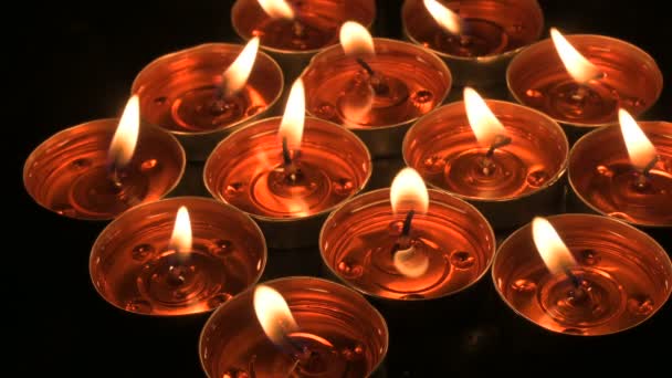 Zijaanzicht Van Kaarsen Diya Deepawali Lichten Nachts Donkere Achtergrond Stock — Stockvideo
