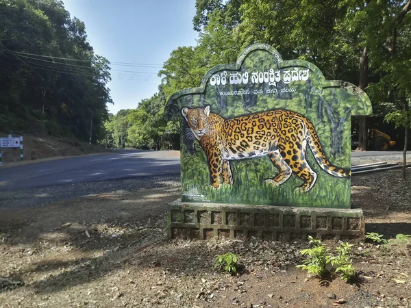 Tiger Panthera Tigris Sign Board Karnataka Tiger Reserve Road Goes — Fotografie, imagine de stoc