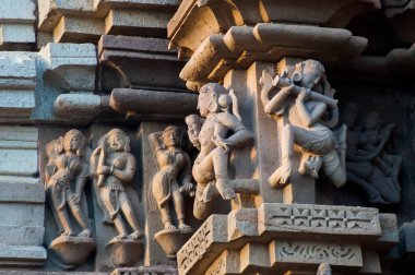 Apsaras ve Surasundaris, Khanjuraho 'nun doğu tapınaklarının heykeltıraşları, kendilerini Lord Shiva, Madhya Pradesh, Hindistan' a adamışlardır. Khajuraho UNESCO 'nun dünya mirası sitesi, dünyanın dört bir yanından gelen turistler arasında popüler..