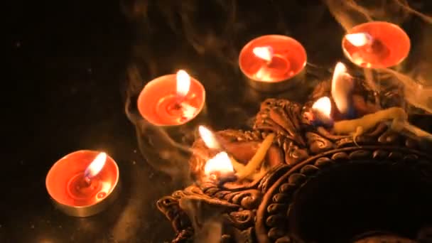 Zijaanzicht Van Kaarsen Diya Deepawali Lichten Nachts Donkere Achtergrond Stock — Stockvideo