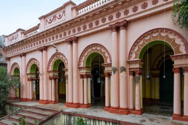 Howrah, Batı Bengal, Hindistan - 26 Ekim 2020: Andul Rajbarhi yakınlarındaki Andul Rajbarhi 'deki Shib Mandir tapınağının renkli sütunları. Andul 'un miras yeri..