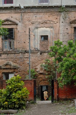 Howrah, Batı Bengal, Hindistan - 26 Ekim 2020: Andul Rajbarhi, Andul yakınlarındaki bir saray veya rajbari. Şimdi Andul 'un mirası. Yaşlı kadın eski evine giriyor..