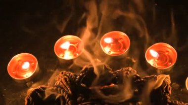 Mumların ve diyaların yan görüntüsü, geceleri Deepawali ışıkları. Karanlık arkaplan görüntüsü.