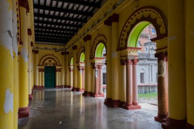 Howrah, Batı Bengal, Hindistan - 26 Ekim 2020: Andul Rajbarhi yakınlarındaki Andul Rajbarhi 'deki Shib Mandir tapınağının renkli sütunları. Andul 'un miras yeri..