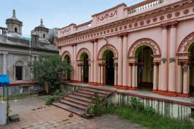 Howrah, Batı Bengal, Hindistan - 26 Ekim 2020: Andul Rajbarhi yakınlarındaki Andul Rajbarhi 'deki Shib Mandir tapınağının renkli sütunları. Andul 'un miras yeri..