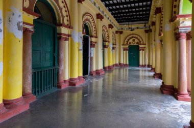 Howrah, Batı Bengal, Hindistan - 26 Ekim 2020: Andul Rajbarhi yakınlarındaki Andul Rajbarhi 'deki Shib Mandir tapınağının renkli sütunları. Andul 'un miras yeri..