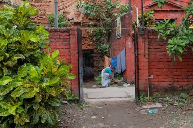 Howrah, Batı Bengal, Hindistan - 26 Ekim 2020: Andul Rajbarhi, Andul yakınlarındaki bir saray veya rajbari. Şimdi Andul 'un mirası. Yaşlı kadın eski evinde..