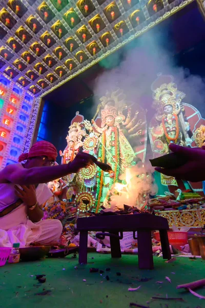 インドの西ベンガル州ハウラー 2019年10月5日 ヒンドゥー教のジャイナ教徒は ドゥルガ女神を崇拝するために ドゥルガ パンダルの側で聖なる火を上げました 彼はマントラ 神聖なサンスクリット語のShlokasを唱え 祈っています — ストック写真