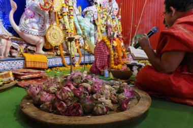 Howrah, Batı Bengal, Hindistan - 25 Ekim 2020: Hindu rahip tarafından kutsal çiçeklerle Sondhipujo aarti sırasında kutsal dumanla tanrıça Durga 'ya tapılıyor. Puja, Corona salgınıdır..